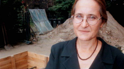 Prof. dr hab. Hanna Kocka-Krenz w 1999 r. podczas prac na Ostrowie Tumskim odkryła fundamenty muru palatium, siedziby Mieszka I i Bolesława Chrobrego z II poł. X w. Fot. PAP/R. Sikora
