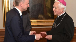 Podsekretarz stanu w Kancelarii Prezydenta RP Wojciech Kolarski przekazuje promesę na ręce bp. Jana Szkodonia. Fot. PAP/J. Bednarczyk