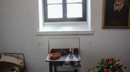 Uroczyste otwarcie celi poświęconej bł. Honoratowi w Muzeum X Pawilonu Cytadeli Warszawskiej. Fot. PAP/R. Guz
