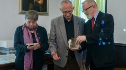 Syn Wiesława Szpakowicza, Jan Szpakowicz (C) z żoną Grażyną Szpakowicz (L) oraz dyrektor Archiwum Akt Nowych Tadeusz Krawczak podczas przekazania archiwum porucznika piechoty, cichociemnego, Wiesława Szpakowicza. Fot. PAP/M. Obara 