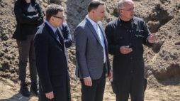 Prezydent Andrzej Duda, prezes IPN Jarosław Szarek oraz wiceprezes IPN Krzysztof Szwagrzyk na terenie "Łączki" na Cmentarzu Wojskowym na Powązkach. Fot. PAP/R. Guz