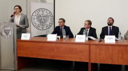 Prezes IPN Jarosław Szarek (2L), dyrektor departamentu badania ludobójstwa i ruchu oporu mieszkańców Litwy Arunas Bubnys (3L), kierownik wydziału badań specjalnych Centrum Badania Ludobójstwa i Ruchu Oporu Mieszkańców Litwy Rytas Narvydas (P), dyr. archiwum IPN Marzena Kruk (L), kierownik samodzielnej sekcji badań archiwalnych i edycji źródeł IPN Marcin Majewski (2P), Piotr Niwiński z IPN (3P) - promocja książki "Sowiecki aparat represji wobec litewskiego i polskiego podziemia 1944-1945". Fot. PAP/T. Gzell