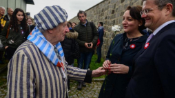 Były więznień Stanisław Zalewski, wiceminister kultury Magdalena Gawin i ambasador Polski w Austrii Artur Lorkowski podczas centralnych uroczystości 72. rocznicy wyzwolenia niemieckich nazistowskich obozów koncentracyjnych systemu Mauthausen-Gusen. Mauthausen, 07.05.2017. Fot. PAP/J. Kamiński