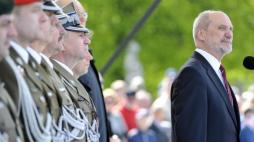 Minister obrony narodowej Antoni Macierewicz (P) podczas uroczystości wręczenia aktów mianowań na wyższe stopnie wojskowe oraz wręczenia medali resortowych i odznaczeń na warszawskim pl. Piłsudskiego. Fot. PAP/M. Obara