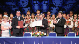 Wicepremier, minister kultury i dziedzictwa narodowego Piotr Gliński (C), wicemarszałek woj. mazowieckiego Wiesław Raboszuk (L) oraz gospodarz spotkania, dyrektor Państwowego Zespołu Ludowego Pieśni i Tańca „Mazowsze” Jacek Boniecki (P) podczas uroczystości podpisania porozumienia. Otrębusy, 29.05.2017. Fot. PAP/L. Szymański 