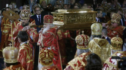 Uroczysta liturgia w moskiewskim soborze Chrystusa Zbawiciela związana z przywiezieniem do Moskwy z Bari relikwii św. Mikołaja, biskupa Miry. Fot. PAP/EPA 