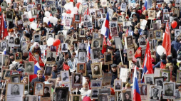 Pochód "Nieśmiertelnego Pułku" w Moskwie. 09.05.2017. Fot. PAP/EPA