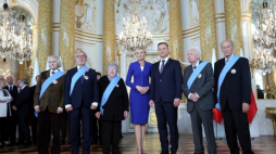 Para prezydencka Andrzej Duda i Agata Kornhauser Duda oraz odznaczeni Orderem Orła Białego: Jan Krzysztof Kelus (L), Adam Bujak (2L), Zofia Mertens (3L), Mieczysław Chorąży (P) i Mieczysław Tomaszewski (2P). Uroczystość odbyła się na Zamku Królewskim w Warszawie, 3 bm. w 226 rocznicę uchwalenia Konstytucji 3 Maja. PAP/Leszek Szymański