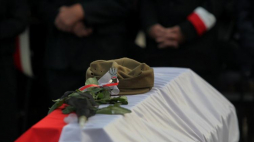 Uroczystości pogrzebowe pięciu Żołnierzy Wyklętych: Bolesława Gnozy, Bronisława Lisa, Władysława Prusaczyka oraz braci Dominika i Ludwika Trzcińskich. Ostrołęka, 29.09.2016. Fot. PAP/T. Waszczuk 