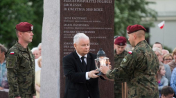 Prezes PiS Jarosław Kaczyński podczas uroczystości odsłonięcia i poświęcenia pomnika ofiar katastrofy smoleńskiej w Łodzi. Fot. PAP/G. Michałowski