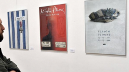 Zwycięski plakat autorstwa Zbigniewa Babińskiego (po prawej) na pokonkursowej wystawie plakatów "Rotmistrz Pilecki bohater niezwyciężony. Raport z Auschwitz" w Pałacu Sztuki w Krakowie. 2016 r. Fot. PAP/J. Bednarczyk