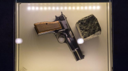 Pistolet, z którego 13 maja 1981 r. w Watykanie zamachowiec Ali Agca strzelał do papieża w Domu Rodzinnym Jana Pawła II w Wadowicach. Fot. PAP/M. Kulczyński 