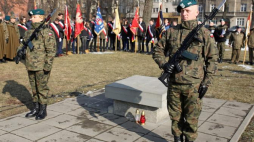 Kamień węgielny wmurowany pod budowę pomnika AK na bulwarze Czerwieńskim pod Wawelem w Krakowie. Fot. PAP/S. Rozpędzik