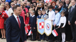 Obchody Dnia Flagi RP oraz Dnia Polonii i Polaków za Granicą - prezydent Andrzej Duda podczas uroczystości na dziedzińcu Belwederu w Warszawie. Fot. PAP/R. Pietruszka