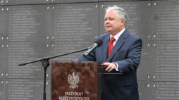 Prezydent Lech Kaczyński podczas obchodów 63. rocznicy wybuchu Powstania Warszawskiego w Parku Wolności na terenie Muzeum Powstania Warszawskiego. PAP/Tomasz Gzell
