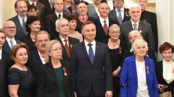 Prezydent Andrzej Duda pozuje z odznaczonymi do wspólnego zdjęcia podczas uroczystości wręczenia odznaczeń państwowych zasłużonym działaczom opozycji antykomunistycznej z okazji 40. rocznicy utworzenia Studenckiego Komitetu Solidarności. Fot. PAP/J. Bednarczyk 