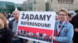 Pikieta przeciwników reformy edukacji na placu Adama Miciewicza. Poznań, 25.05.2017. Fot. PAP/J. Kaczmarczyk