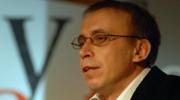 Prof. Piotr Śliwiński - kurator festiwalu Poznań Poetów. 2006 r. Fot. PAP/B. Ostrowska