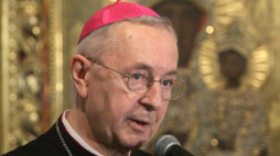Przewodniczący Konferencji Episkopatu Polski abp Stanisław Gądecki podczas otwarcia wystawy "Regalia Matki Bożej, Królowej Polski" w Arsenale klasztoru na Jasnej Górze. Fot. PAP/W. Deska 