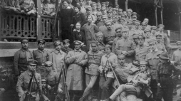 Oddziały Strzelców w "Oleandrach" w Krakowie. Sierpień 1914 r. Źródło: NAC