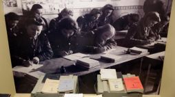 Wystawa „Szkoła Młodszych Ochotniczek, 75-lecie powstania SMO. Od Karkin-Batasz do Foxley” w Muzeum Wojska Polskiego w Warszawie. Fot. PAP/T. Gzell
