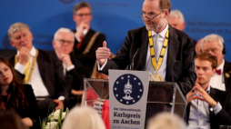 Historyk Timothy Garton Ash odebrał Nagrodę Karola Wielkiego. Akwizgran, 25.05.2017. Fot. PAP/EPA