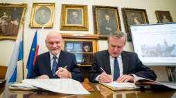 Wicepremier, minister kultury Piotr Gliński (P) i prezydent Torunia Michał Zaleski podczas podpisania umowy na realizację projektu "Toruńska Starówka – etap II". Fot. PAP/T. Żmijewski 