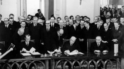 1970-12-07. Podpisanie "układu o podstawach normalizacji stosunków między PRL i RFN. Za stołem od lewej: kanclerz RFN Willy Brandt, premier rządu PRL Józef Cyrankiewicz, minister spraw zagranicznych Polski Stefan Jędrychowski. Fot. PAP/CAF