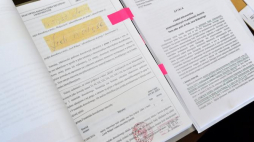 Opinie biegłych prezentowane podczas konferencji prasowej pełnomocników b. prezydenta Lecha Wałęsy w Krakowie. Fot. PAP/J. Bednarczyk