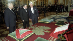Prezydent RP na Uchodźstwie Ryszard Kaczorowski przekazuje insygnia władzy pierwszemu po wojnie demokratycznie wybranemu prezydentowi Polski Lechowi Wałęsie. Nz. marszałek Senatu RP I kadencji, Andrzej Stelmachowski, Lech Wałęsa i Ryszard Kaczorowski. Warszawa, 22.12.1990.  Fot. PAP/I. Radkiewicz