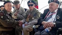 Żołnierz II Korpusu, uczestnik Kampanii Włoskiej, sybirak, mjr Otton Hulacki (P), w towarzystwie weteranów II wojny światowej, m.in. z II Korpusu Polskiego i AK, podczas uroczystości upamiętniających 73. rocznicę zakończenia bitwy o Monte Cassino. Fot. PAP/R. Nowotnik