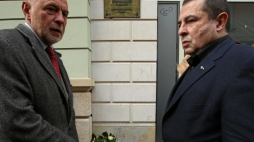 Bogusław Sonik i Bronisław Wildstein składają kwiaty przed tablicą upamiętniającą Stanisława Pyjasa w Krakowie. Fot. PAP/S. Rozpędzik 