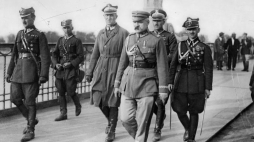 Marszałek Józef Piłsudski w otoczeniu oficerów na moście ks. J. Poniatowskiego udaje się na spotkanie z prezydentem Stanisławem Wojciechowskim. Widoczni od lewej: podpułkownik Kazimierz Stamirowski, porucznik Marian Żebrowski, generał Gustaw Dreszer-Orlicz, major Włodzimierz Jaroszewicz oraz porucznik Michał Galiński. Warszawa, 12.05.1926. Źródło: NAC