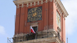 Obchody Dnia Flagi RP oraz Dnia Polonii i Polaków za Granicą - uroczyste podniesienie Flagi Państwowej RP na Wieży Zegarowej Zamku Królewskiego w Warszawie. PAP/Paweł Supernak