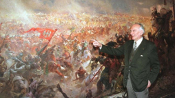 Prof. Zdzisław Żygulski na tle "Bitwy pod Grunwaldem". PAP/CAF - Jerzy Ruciński 6.12.96 