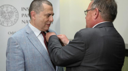 Wiceprezes IPN Jan Baster odznacza Bronisława Wildsteina podczas uroczystości wręczenia Krzyży Wolności i Solidarności działaczom małopolskiej opozycji niepodległościowej z lat 1981–1989. Fot. PAP/S. Rozpędzik