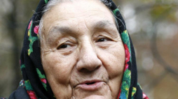 Alfreda Markowska znana w środowisku Cyganów jako "babcia Nońcia". Fot. PAP/L. Muszyński