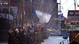 Parada łodzi po Mołtawie podczas XIII zlotu żaglowców Baltic Sail Gdańsk 2010. Fot. PAP/R. Jocher 