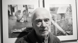 Fotograf Andrzej Baturo, podczas wernisażu jego zdjęć „Z perspektywy lat…” w Starej Galerii Związku Polskich Artystów Fotografików w Warszawie. PAP/Leszek Szymański 