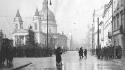 Grupki bezrobotnych pracowników umysłowych zbierające się na placu Trzech Krzyży przed pochodem na Sejm. Warszawa, 1933 r. Fot. NAC