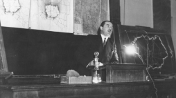 Janusz Rakowski z Ministerstwa Skarbu podczas pierwszego z serii odczytów pt. "Zagadnienie Centralnego Okręgu Przemysłowego". 1937 r. Fot. NAC