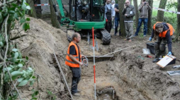 Prace ekshumacyjne przy miejscu pochówku Żołnierza Wyklętego Antoniego Dołęgi ps. Znicz we wsi Popławy-Rogale. Fot. PAP/W. Pacewicz 