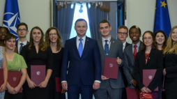  Prezydent Andrzej Duda podczas spotkania ze studentami amerykańskimi przebywającymi w Polsce w ramach projektu "Staż Prezydencki 2017". Fot. PAP/M. Obara