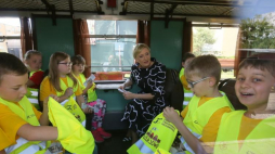 Sochaczew, 08.06.2017. Żona prezydenta RP Agata Kornhauser-Duda podczas lekcji "Kolejowe ABC", zorganizowanej w Muzeum Kolei Wąskotorowej w Sochaczewie. Fot. PAP/P. Supernak
