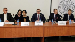 Dyrektor Głównej Komisji Ścigania Zbrodni przeciwko Narodowi Polskiemu prok. Andrzej Pozorski (L), dyrektor zarządzająca Platformy Europejskiej Pamięci i Sumienia Neela Winkelmann (2L), prezes IPN Jarosław Szarek (C), prok. Bogusław Czerwiński (2P) oraz prok. Wojciech Pardyak (P). Fot. PAP/T. Gzell 