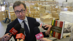 Prezes IPN Jarosław Szarek podczas konferencji prasowej przed załadunkiem publikacji. Fot. PAP/J. Kamiński
