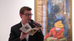 Stanisław Mancewicz podczas odsłonięcia obrazu Józefa Czapskiego „Portret kobiety pod lampą”. Fot. PAP/S. Rozpędzik