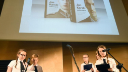 Uczniowie ze SP nr 24 z Lublina czytają fragmenty II części życiorysu Jana Karskiego "Infernio" podczas inauguracji obchodów 75-lecia Misji Jana Karskiego w Muzeum Powstania Warszawskiego. Fot. PAP/R. Pietruszka 