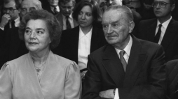Były premier PRL Piotr Jaroszewicz z żoną Alicją Solską na promocji książki Edwarda Gierka. 1992. Fot. PAP/Z. Matuszewski