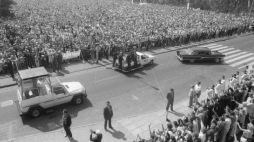 III pielgrzymka Jana Pawła II do Polski: przyjazd na Jasne Błonia, gdzie papież odprawił mszę świętą dla rodzin. Szczecin, 11.06.1987.  Fot. PAP/CAF/A. Hawałej 